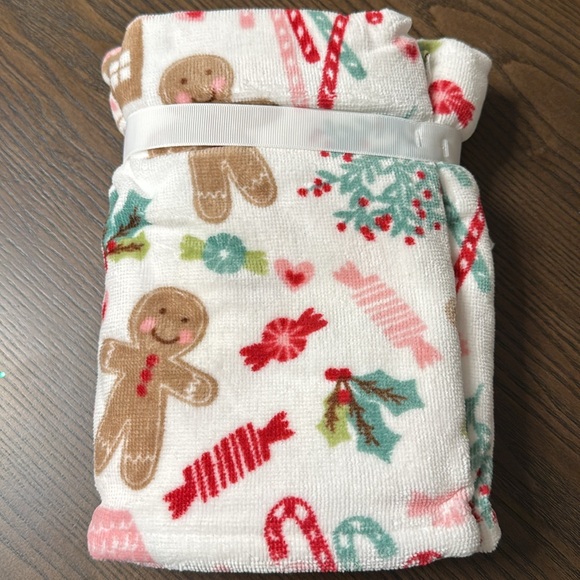 Cupcakes And Cashmere Holiday Christmas Gingerbread Men Set Of 2 Hand Towels New - Picture 2 of 3